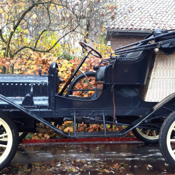 voiture ancienne Maxwell panier